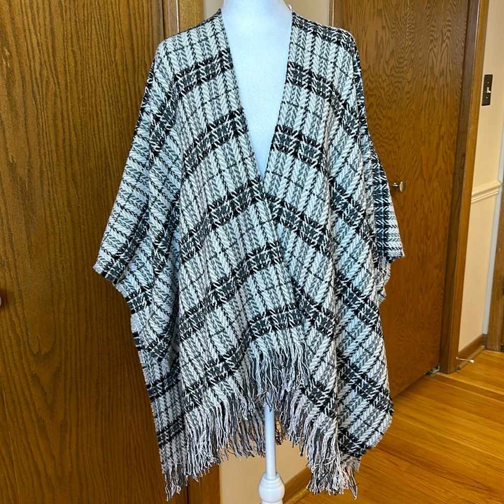 Mystree black, gray, and white wrap.